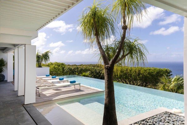 حمّام سباحة لا متناهي