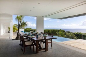 تناول الطعام بالخارج