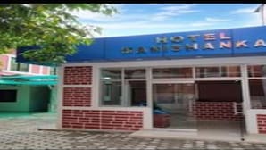 Un hotel con un letrero azul que dice "HOTEL MANISANKAR".