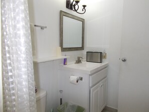 SĂšche-cheveux, bidet, serviettes fournies, savon