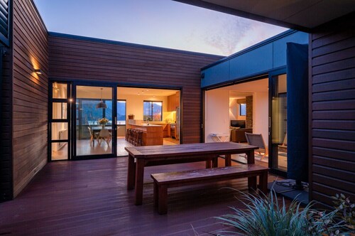 Cedar House: Modern Retreat with Lake Views & Pool Access