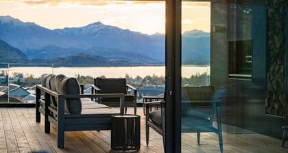 Teitei Home - Panoramic Lake & Mountain Views, Theatre and Fireplace