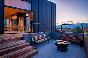 Outdoor dining - Hideaway on Warren Wanaka (Wanaka)