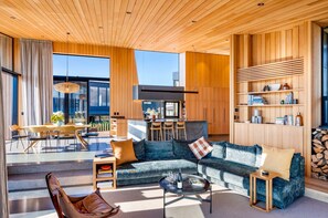 Smart TV, fireplace, books, stereo - Hideaway on Warren Wanaka (Wanaka)