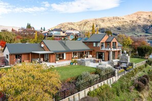 Exterior - Lake views in a homely environment (Wanaka)