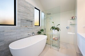Hair dryer, towels - Lake views in a homely environment (Wanaka)