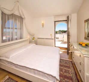 9 多间卧室、客房内保险箱、办公桌、熨斗/熨衣板