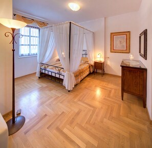 9 bedrooms, in-room safe, desk, iron/ironing board