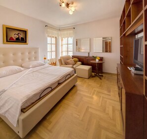 9 多间卧室、客房内保险箱、办公桌、熨斗/熨衣板