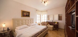 9 chambres, coffres-forts dans les chambres, bureau