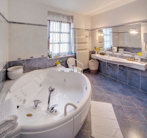 Douche, baignoire à remous, séchoir à cheveux, bidet