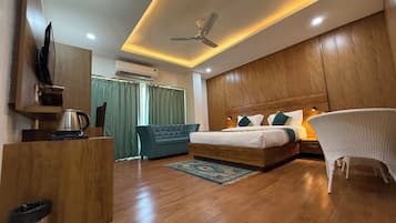 Club Room | 1 bedroom, soundproofing, free WiFi, bed sheets