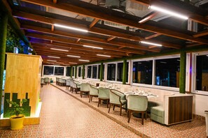 Restaurant - Hotel 7 Heaven (Rishikesh)