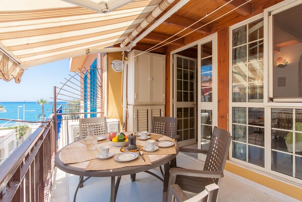 อพาร์ทเมนท์สำหรับครอบครัว, หลายเตียง, 2 ห้องน้ำ, หันหน้าสู่ทะเล (Duca Apartment Front Beach) | ระเบียง