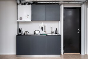 Panorama appartement | Privékeuken | Een koelkast, een microgolfoven, een oven, een kookplaat