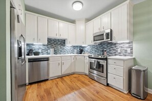 Private kitchen - The Pear on 12th South- 1 Mile to Magnolia (Waco)