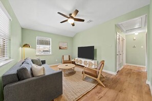 TV - The Pear on 12th South- 1 Mile to Magnolia (Waco)