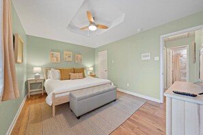 2 bedrooms, iron/ironing board, travel cot, free WiFi - The Pear on 12th South- 1 Mile to Magnolia (Waco)
