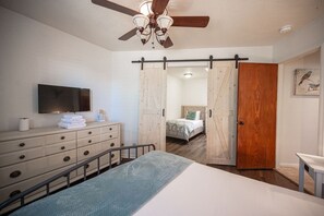 3 bedrooms, desk, iron/ironing board, WiFi - The Mona With RV and Boat Parking (Henderson)