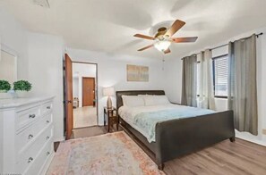3 habitaciones, escritorio, tabla de planchar con plancha y wifi 