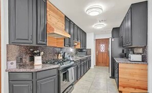 Fridge, microwave, oven, stovetop - The Mona With RV and Boat Parking (Henderson)