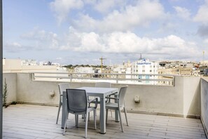 Departamento básico, varias camas | Restaurante al aire libre