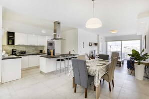 Departamento básico, varias camas | Cocina privada | Refrigerador, microondas, horno y parrilla de estufa 