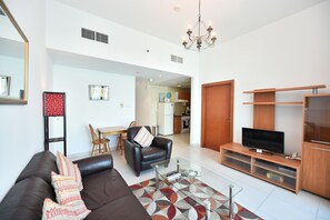 Appartement Standard, vue sur la marina, au bord du lac | Aire de séjour | Téléviseur à écran plat