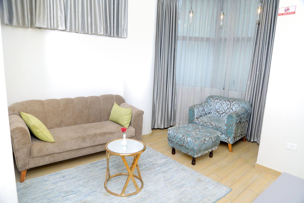 Junior Suite | Living area | 43-inch Smart TV with satellite channels, TV