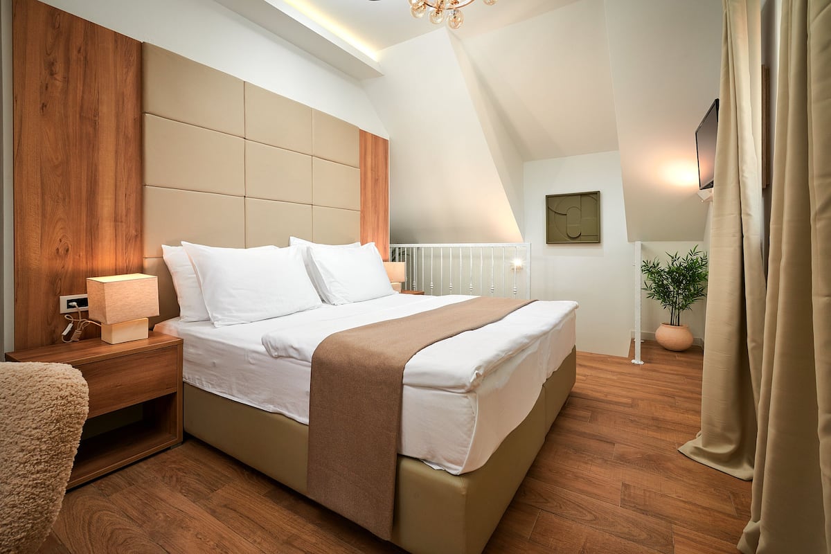 Habitación doble Deluxe | Escritorio y wifi gratis