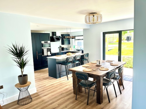 Detached 3 bed 3 bath home 7 mins walk to Padstow Harbour- Pet Friendly Parking