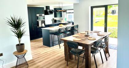 Detached 3 bed 3 bath home 7 mins walk to Padstow Harbour- Pet Friendly Parking