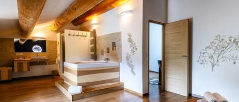 5 bedrooms, desk, iron/ironing board, WiFi