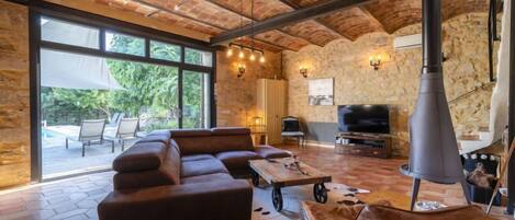 TV, fireplace, DVD player