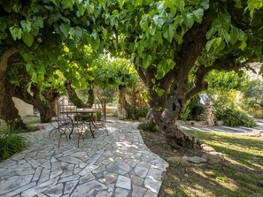 Outdoor dining - Le Mas d'Adélaïs by Interhome (Baron)