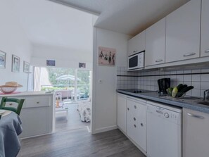 KylskÄp, mikrovÄgsugn, diskmaskin och grytor/köksredskap