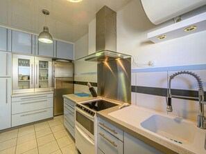 Kühlschrank, Ofen, Geschirrspüler, Kochgeschirr/Geschirr/Besteck