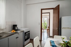 Departamento, 3 habitaciones | Cocina privada | Refrigerador, horno, parrilla de estufa y cafetera de espresso 