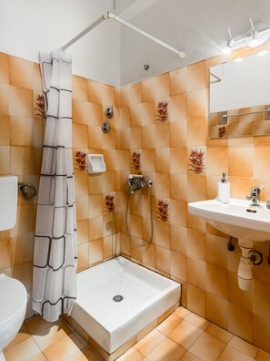 Studio | Bathroom | Free toiletries, hair dryer, towels, toilet paper