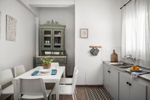 Apartamento, 3 habitaciones | Cocina privada | Frigorífico, horno, placa de cocina y máquina de café espresso