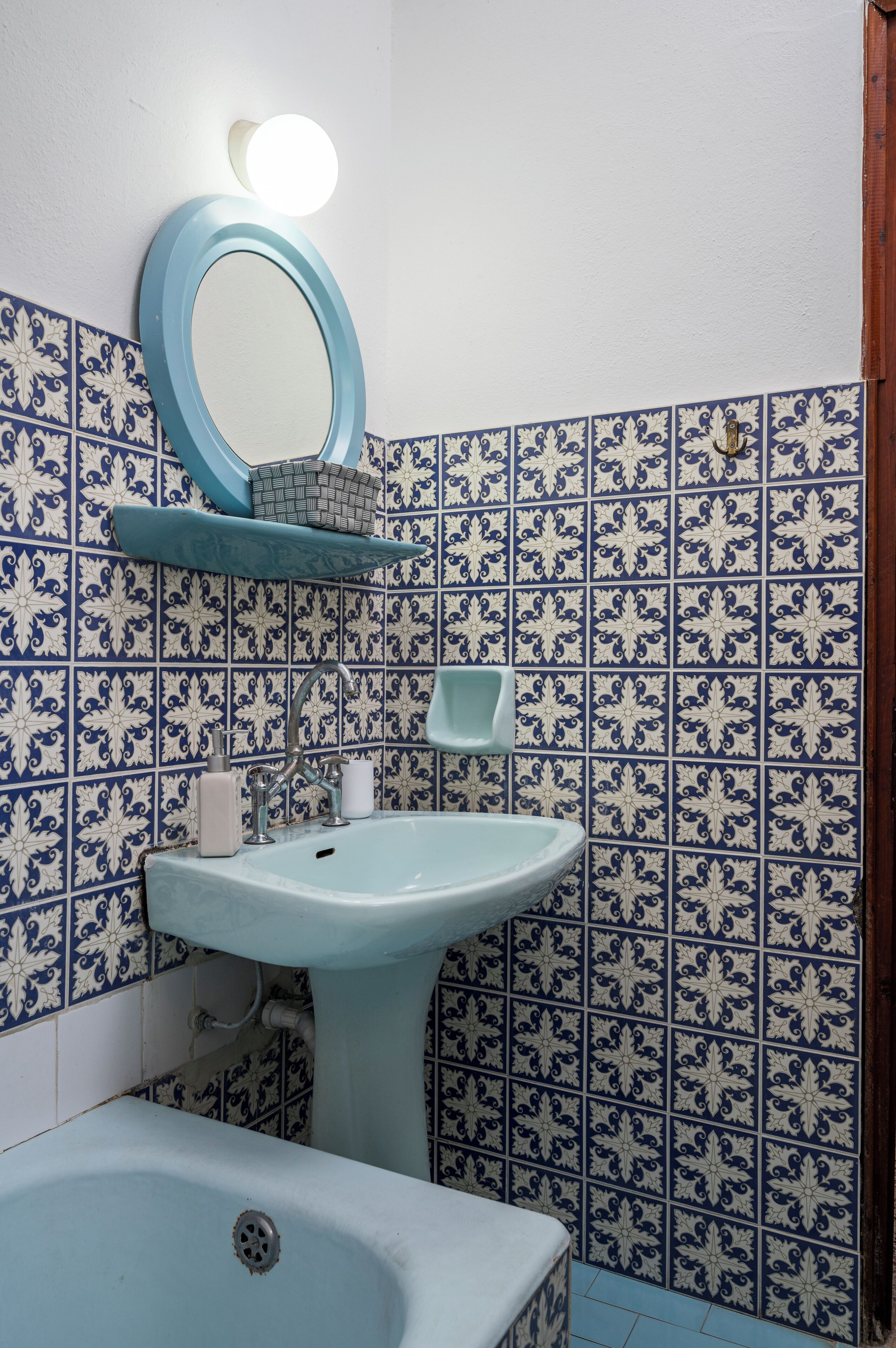 Un bagno con lavandino, specchio e vasca da bagno.