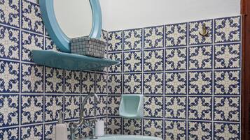 Un bagno con lavandino, specchio e vasca da bagno.