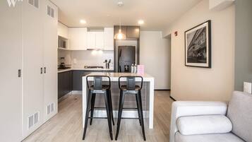 Apartamento, 2 habitaciones (1510) | Zona de estar | Una Smart TV