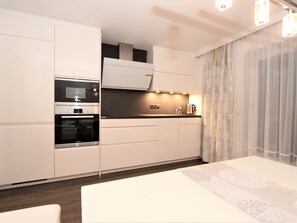 Een koelkast, een magnetron, een oven, een vaatwasser