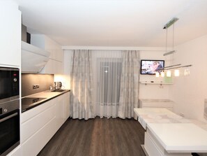 Kjøleskap, mikrobølgeovn, ovn og oppvaskmaskin