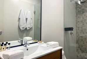 Apartamento, 2 quartos (701) | Banheiro | Chuveiro, toalhas de banho