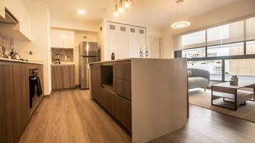 Apartment, 2 Bedrooms (806) | Dapur peribadi | Peti sejuk, ketuhar gelombang mikro, ketuhar, pengisar