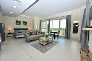 Studio – standard, 1 queensize-seng, balkong, sjøutsikt | Oppholdsområde