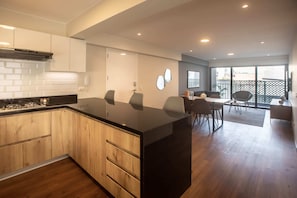 Apartment, 2 Bedrooms (404) | Private kitchen | Fridge, microwave, oven, dishwasher - Wynwood Alcanfores in Miraflores (Lima)