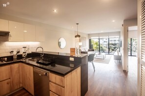 Apartment (602) | Living area | Smart TV, Netflix, streaming services - Wynwood Alcanfores in Miraflores (Lima)